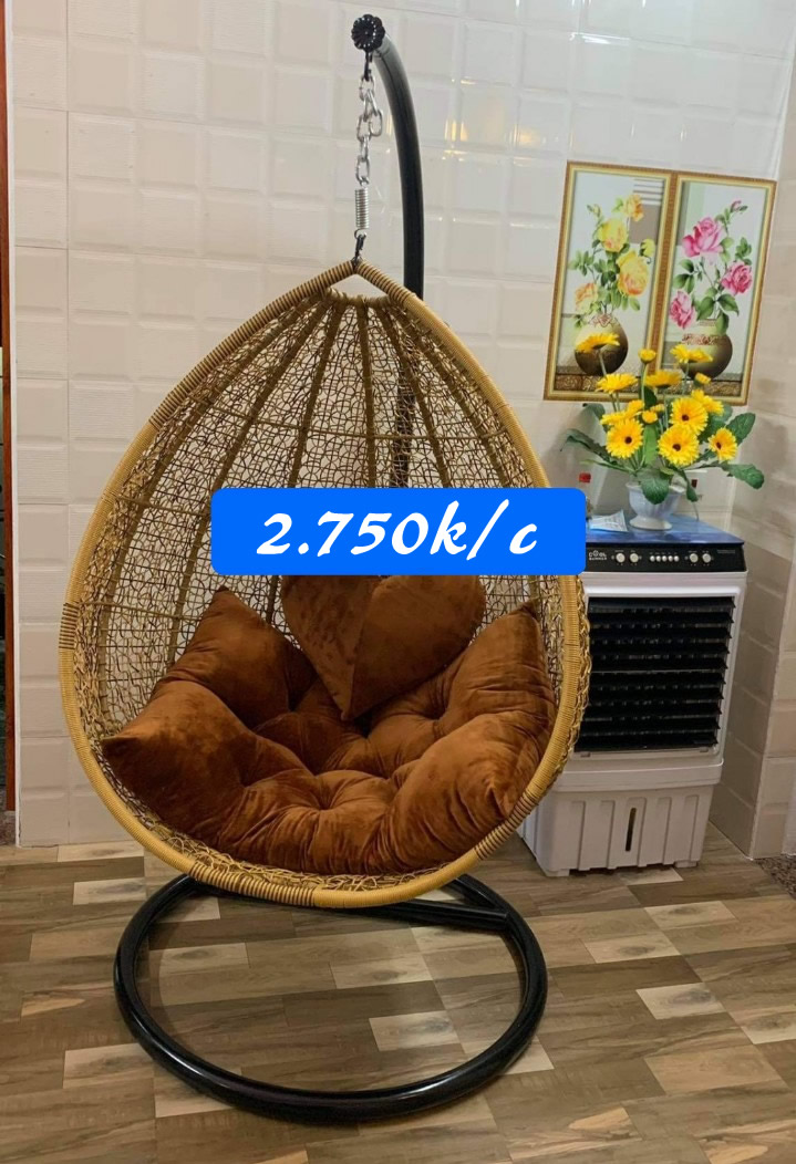 Ghế xích đu sắt nghệ thuật mây nhựa trong nhà