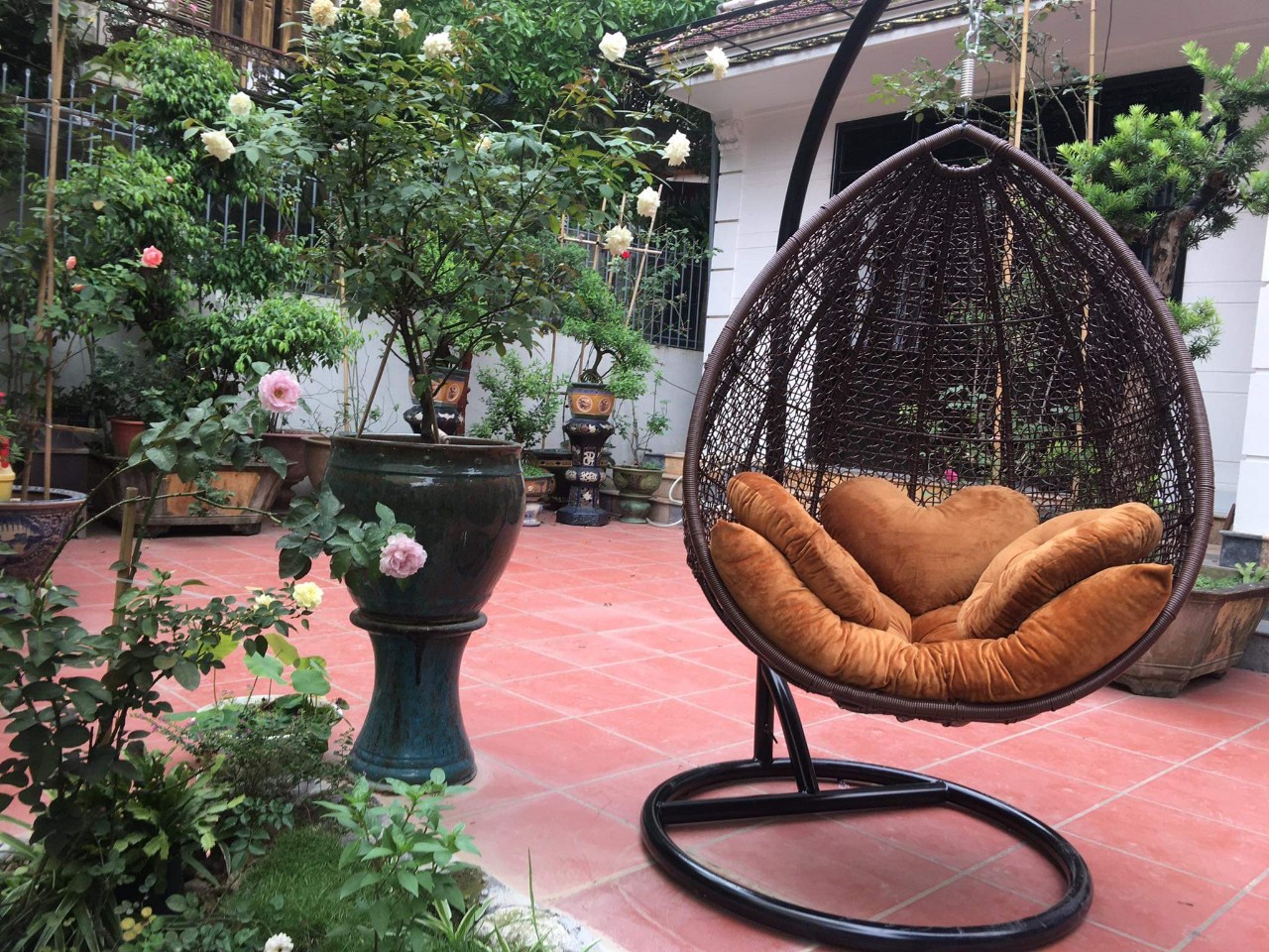 Ghế xích đu sắt nghệ thuật mây nhựa trong nhà